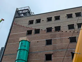Mosaikk av teglstein former fasaden på Oslo Spektrum, malt og glasert av kunstneren Guttorm Guttormsgaard. Nå rives fasaden fordi bygget oppgraderes. Hva blir da skjebnen til teglsteinene?