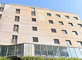 Slik så fasaden foran på bygget ut før rivingen begynte denne måneden.
