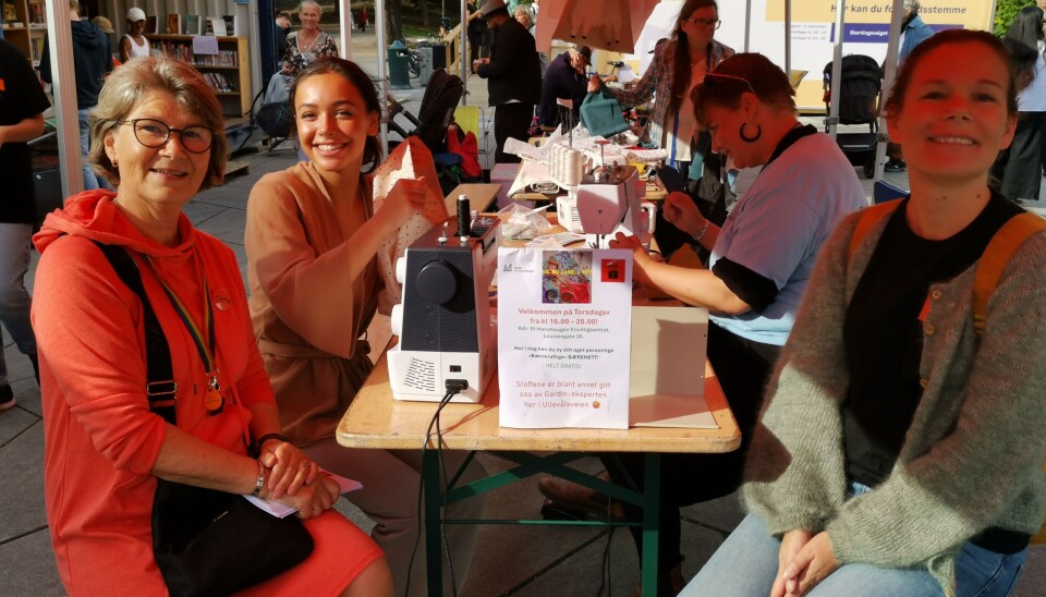 På årets Oppdag nabolaget kunne man blant annet få hjelp av frivillige til å sy seg et bærenett! Lengst foran ser vi frivilligkoordinatorene Ellen Kirkaas (t.v.) og Kristin Müller-Nilssen fra Kirkens bymisjon, som driver flere viktige tilbud i bydelen.