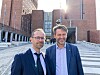 Finansbyråd Hallstein Bjercke og byrådsleder Eirik Lae Solberg foran Rådhuset.