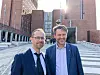 Finansbyråd Hallstein Bjercke og byrådsleder Eirik Lae Solberg foran Rådhuset.