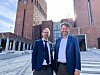 Finansbyråd Hallstein Bjercke og byrådsleder Eirik Lae Solberg foran Rådhuset.