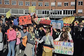 Store demonstrasjoner i Borggården utenfor Rådhuset, etter det borgerlige byrådets forslag om å legge ned, omstrukturere og flytte elever fra en rekke skoler, slik utdanningsetaten har foreslått. 