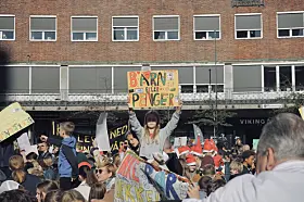 Store demonstrasjoner i Borggården utenfor Rådhuset, etter det borgerlige byrådets forslag om å legge ned, omstrukturere og flytte elever fra en rekke skoler, slik utdanningsetaten har foreslått.