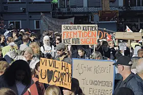 Store demonstrasjoner i Borggården utenfor Rådhuset, etter det borgerlige byrådets forslag om å legge ned, omstrukturere og flytte elever fra en rekke skoler, slik utdanningsetaten har foreslått.