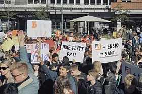 Store demonstrasjoner i Borggården utenfor Rådhuset, etter det borgerlige byrådets forslag om å legge ned, omstrukturere og flytte elever fra en rekke skoler, slik utdanningsetaten har foreslått.