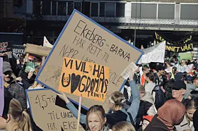 Store demonstrasjoner i Borggården utenfor Rådhuset, etter det borgerlige byrådets forslag om å legge ned, omstrukturere og flytte elever fra en rekke skoler, slik utdanningsetaten har foreslått.