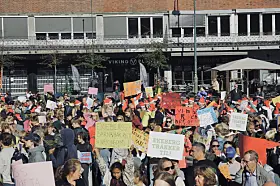 Store demonstrasjoner i Borggården utenfor Rådhuset, etter det borgerlige byrådets forslag om å legge ned, omstrukturere og flytte elever fra en rekke skoler, slik utdanningsetaten har foreslått.