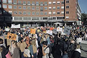 Store demonstrasjoner i Borggården utenfor Rådhuset, etter det borgerlige byrådets forslag om å legge ned, omstrukturere og flytte elever fra en rekke skoler, slik utdanningsetaten har foreslått.