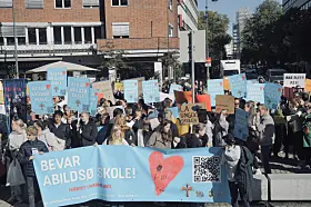 Store demonstrasjoner i Borggården utenfor Rådhuset, etter det borgerlige byrådets forslag om å legge ned, omstrukturere og flytte elever fra en rekke skoler, slik utdanningsetaten har foreslått.