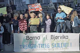 Store demonstrasjoner i Borggården utenfor Rådhuset, etter det borgerlige byrådets forslag om å legge ned, omstrukturere og flytte elever fra en rekke skoler, slik utdanningsetaten har foreslått.