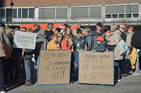 Store demonstrasjoner i Borggården utenfor Rådhuset, etter det borgerlige byrådets forslag om å legge ned, omstrukturere og flytte elever fra en rekke skoler, slik utdanningsetaten har foreslått.