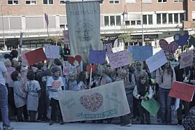 Store demonstrasjoner i Borggården utenfor Rådhuset, etter det borgerlige byrådets forslag om å legge ned, omstrukturere og flytte elever fra en rekke skoler, slik utdanningsetaten har foreslått.